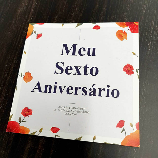 Convite tema flores vermelhas festas de aniversário para crianças tons vermelhos e azuis