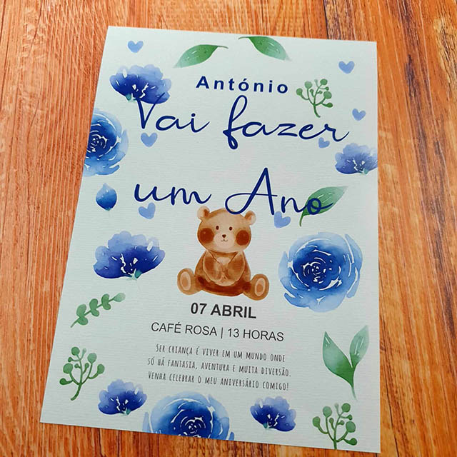 Convite tema urso e nuvens festas de aniversário crianças tons azuis e verdes